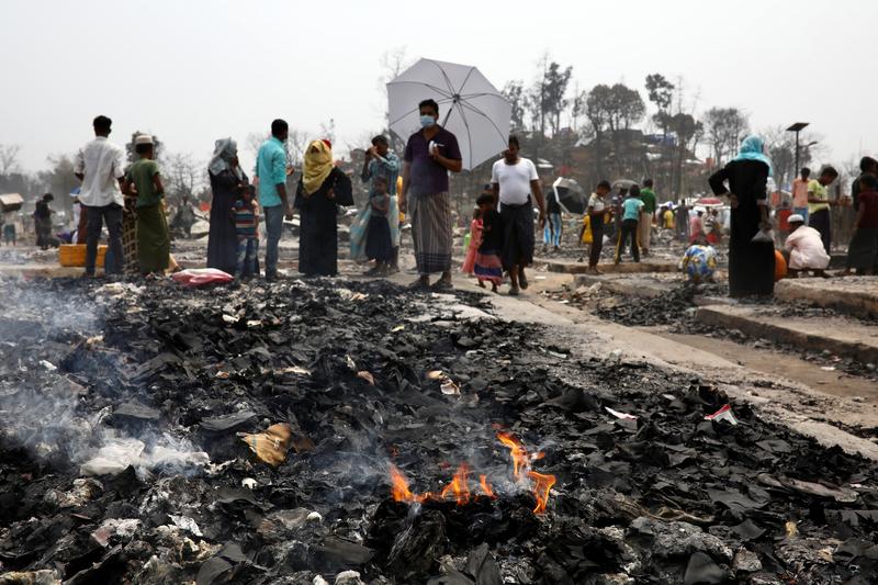 Los trabajadores humanitarios luchan por reunir a los niños rohingya separados por un incendio mortal
