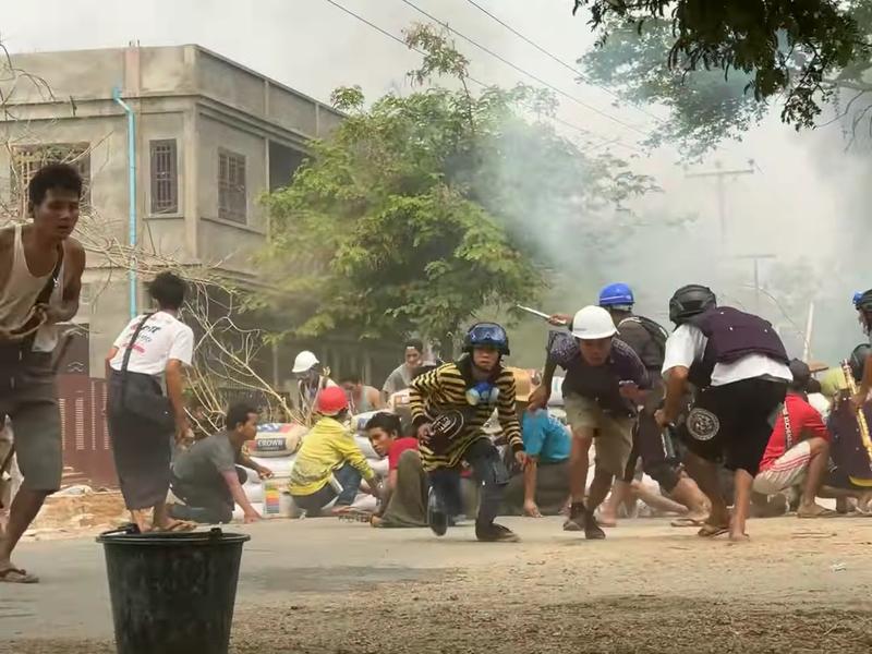 Manifestantes de Myanmar desafiantes ante la muerte de dos más, la presión sobre la junta aumenta