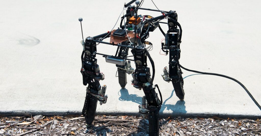 Observa a un robot que cambia de forma merodeando por el mundo grande y malo