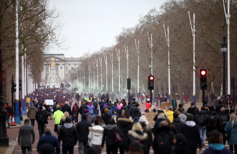 Peleas y arrestos mientras manifestantes anti-bloqueo marchan por Londres