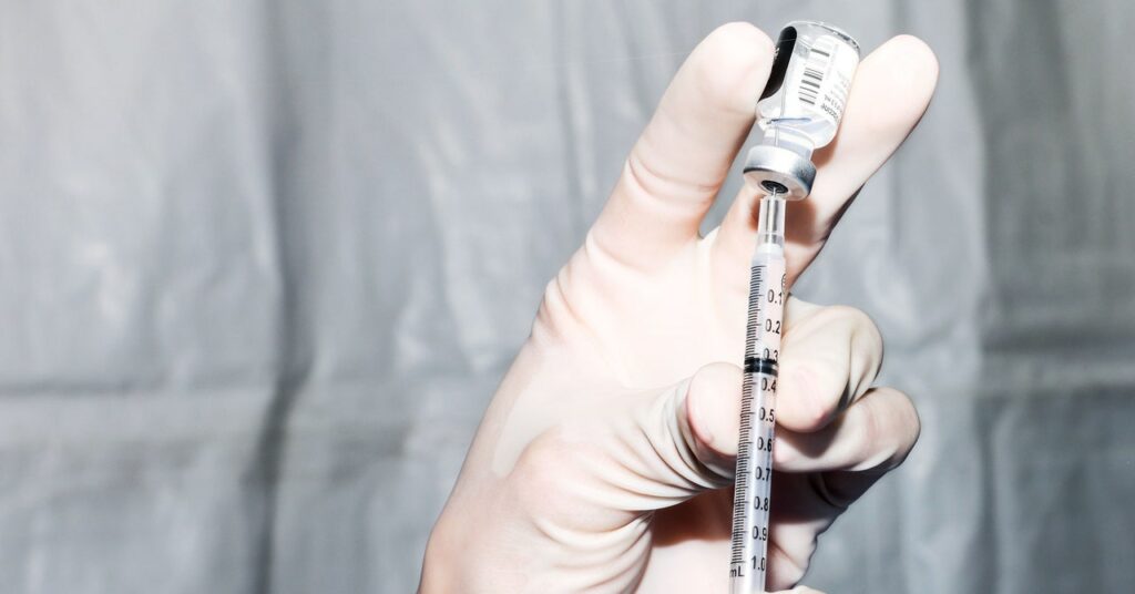 Un nuevo objetivo de vacunación, un rápido regreso a la 'normalidad' y más noticias sobre el coronavirus