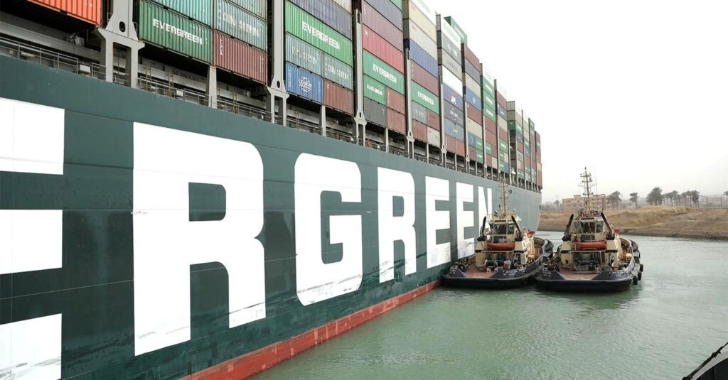 La salvaje logística de sacar un carguero gigante del Canal de Suez