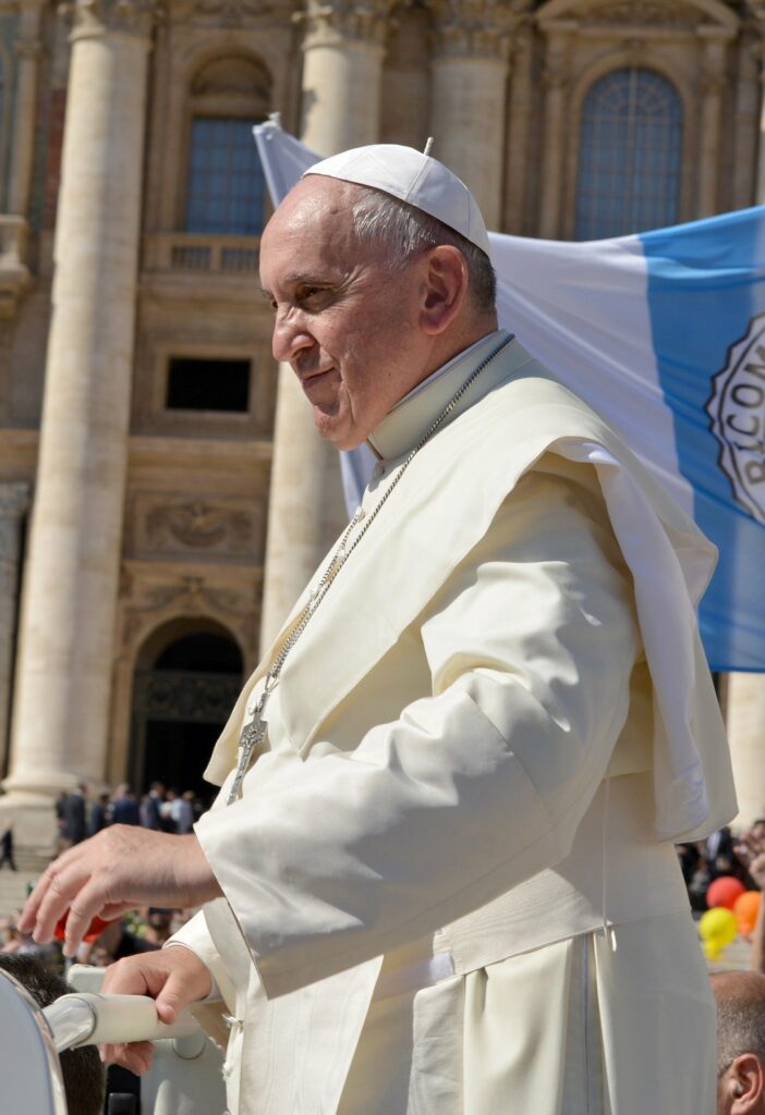 El Papa recibe su primer papamóvil de hidrógeno