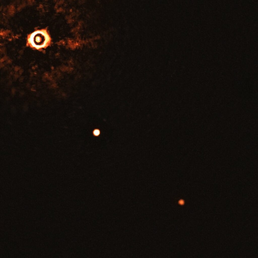 Esta imagen es la primera con dos exoplanetas alrededor de su estrella.