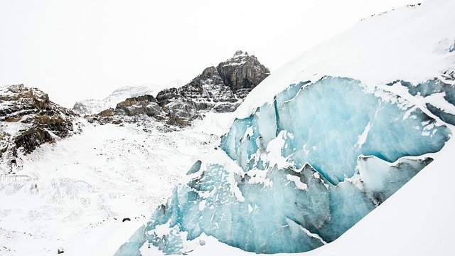 Este glaciar de los Alpes italianos está cubierto de sábanas para mantenerte fresco