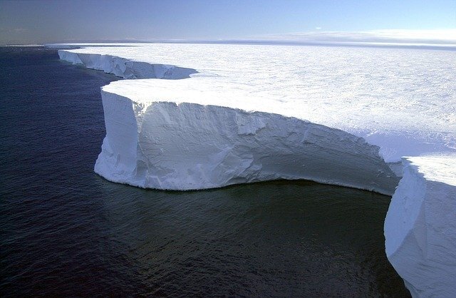 El iceberg más grande del mundo pierde un trozo más grande que París