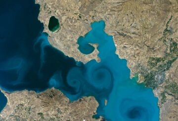 Lacs disparus, glaciers réduits, villes gigantesques... Sur 37 ans, Google Earth permet d'observer l'impact de l'homme et du réchauffement climatique sur la planète © Nasa Earth Observatory