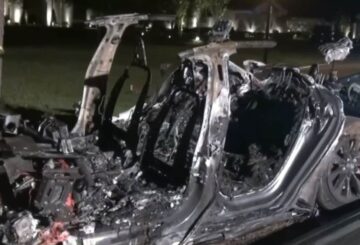 Tesla en piloto automático se estrella contra un árbol y se incendia, dos muertos