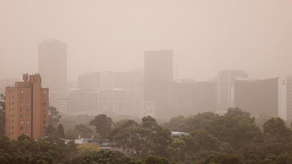 Advertencia de viento fuerte después de la tormenta de polvo en Australia del Sur