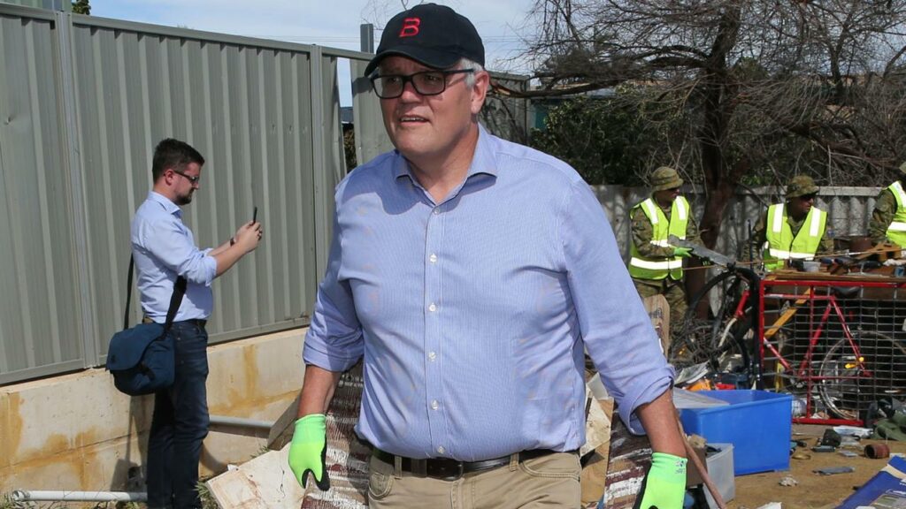 El primer ministro Scott Morrison colabora para ayudar a limpiar después del ciclón Seroja en Kalbarri