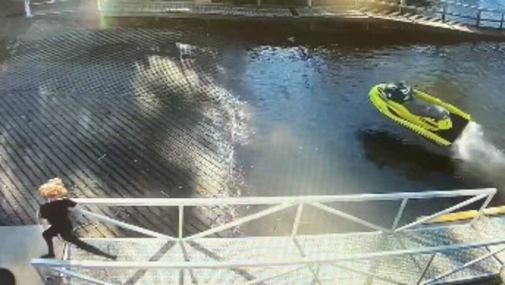 Video de accidente de moto acuática muestra a hombre corriendo hacia un lugar seguro