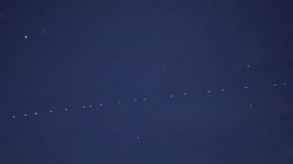 Misteriosa cadena de luces flotando sobre el cielo australiano vinculada a un proyecto de Elon Musk