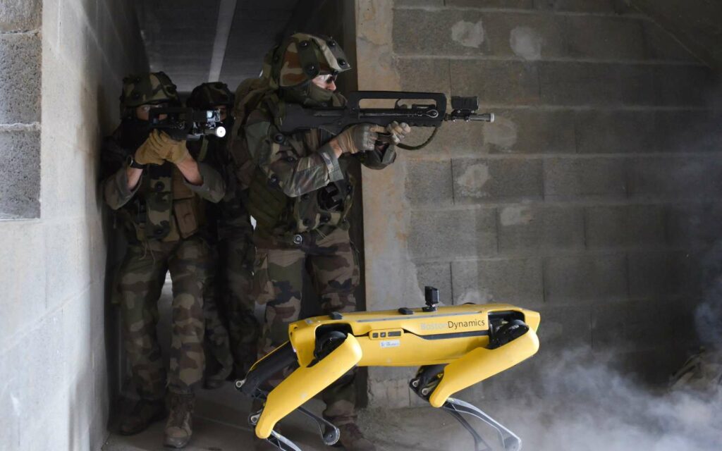 Ce prototype de drone terrestre est une mule qui peut servir de bouclier ou transporter de l’armement et des munitions. © Écoles de formation des officiers de l'armée de Terre