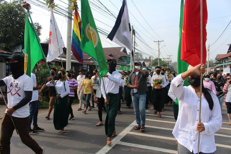 Activistas de Myanmar recuerdan muertos con protestas de pintura roja
