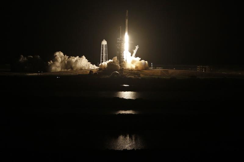 El cohete SpaceX lanza 4 astronautas en misión de la NASA a la estación espacial