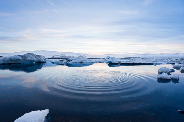 Se está formando un lago de hielo en Groenlandia.
