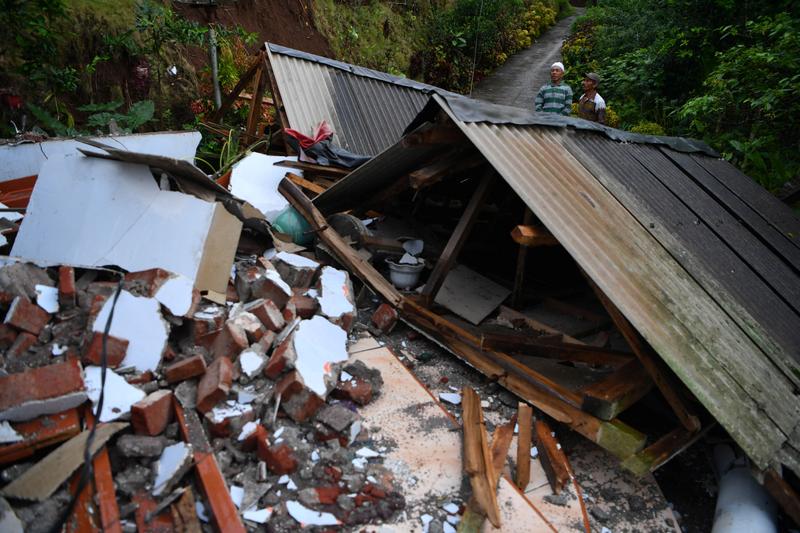 El presidente de Indonesia ordena los esfuerzos de rescate de Java después de que el terremoto dejara 8 muertos