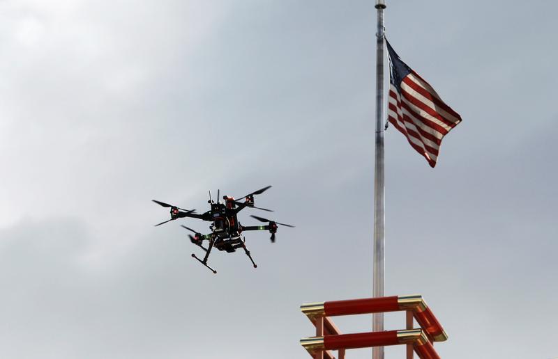 Entran en vigor nuevas reglas que permiten que pequeños drones sobrevolen personas en EE. UU.