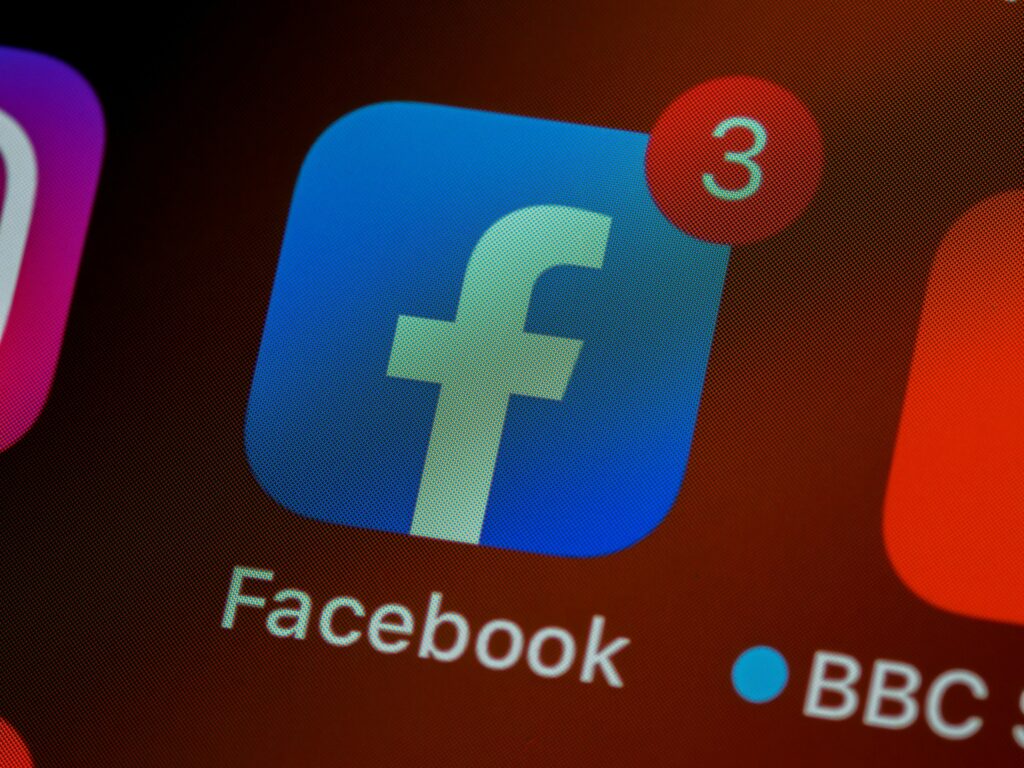 Facebook elimina todas las cuentas conspirativas de QAnon