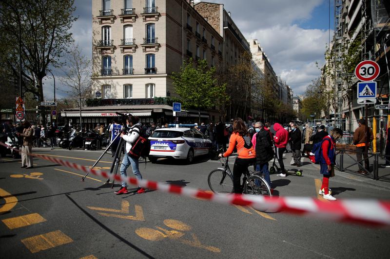 Hombre armado mata a tiros a un hombre e hiere a una mujer frente al hospital de París