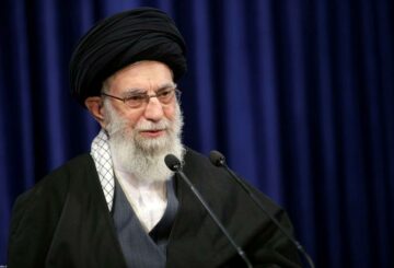 Jamenei de Irán dice que las conversaciones nucleares para reactivar el acuerdo de 2015 no deben convertirse en un 'desgaste'