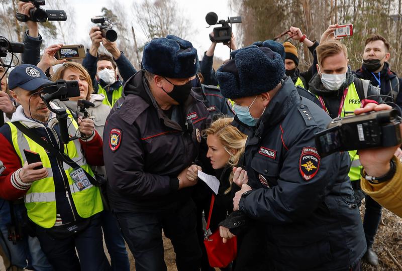 La policía rusa detiene a partidarios del crítico del Kremlin Navalny fuera de la prisión que lo retiene