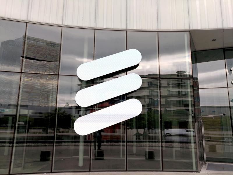 Las ganancias centrales de Ericsson superan las previsiones, la lucha por las patentes ensombrece