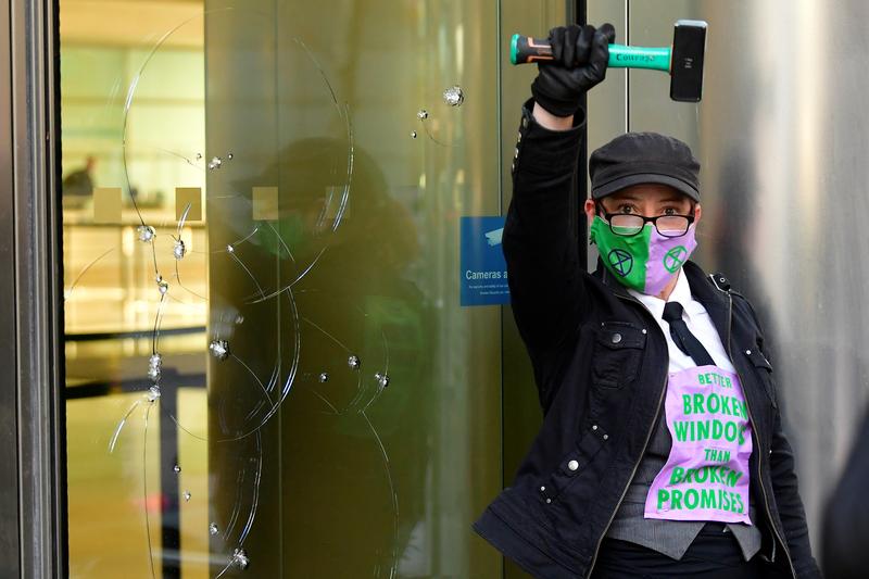 Manifestantes climáticos rompen ventanas en la sede de Barclays London, siete arrestados