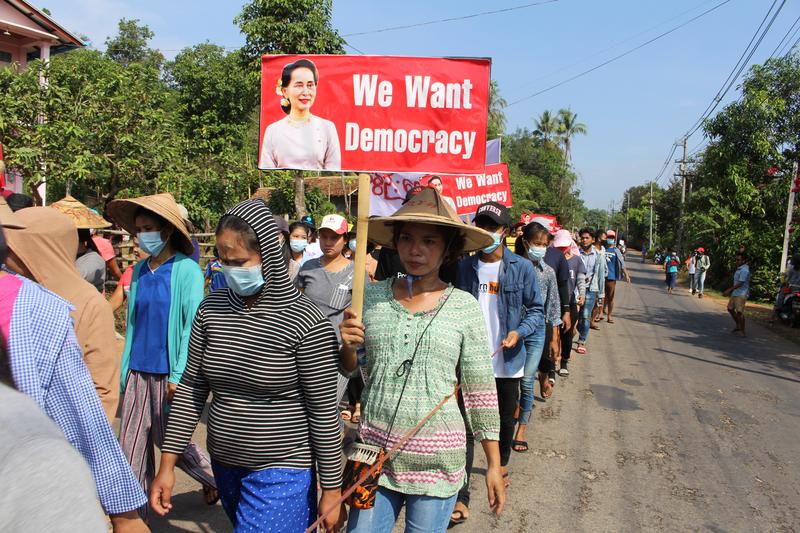 Manifestantes de Myanmar aplauden para denunciar a la junta mientras la región se centra en la crisis