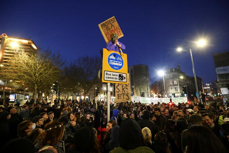 Peleas en Londres mientras miles se unen a manifestaciones de 'kill the bill' en Gran Bretaña