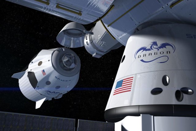 Crew Dragon de SpaceX acoplandose a la ISS.