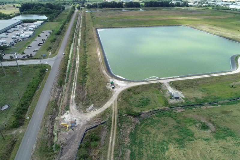 Tripulaciones compiten por drenar el depósito de aguas residuales de Florida al borde del colapso