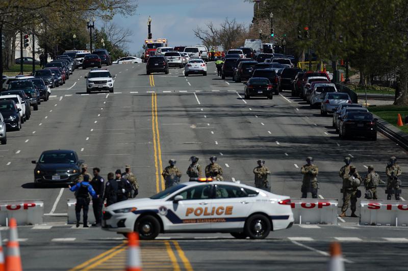 Un oficial y un sospechoso murieron en un ataque al Capitolio de los Estados Unidos - policía