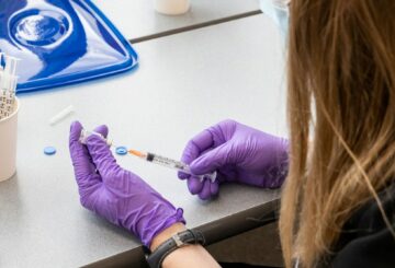 Una pausa en J&J, preparativos para vacunas de refuerzo y más noticias sobre coronavirus