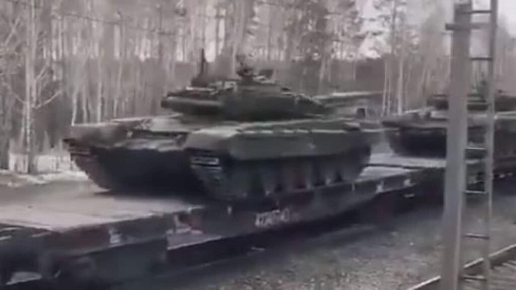 El presidente ucraniano, Volodymyr Zelensky, se dirige a las trincheras mientras las tropas rusas se concentran en la frontera