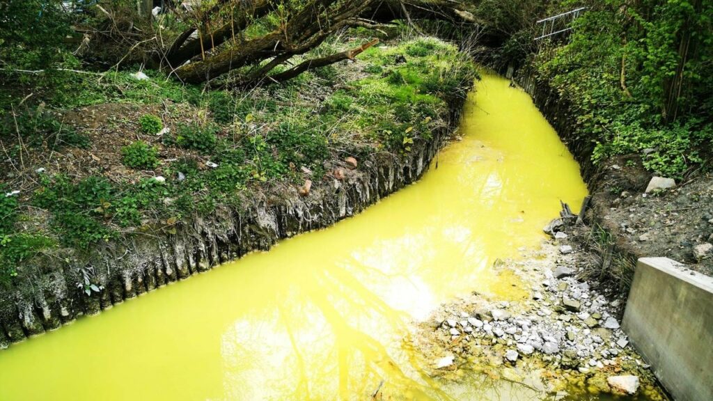 Extrañas fotos muestran que el río escocés se volvió amarillo brillante