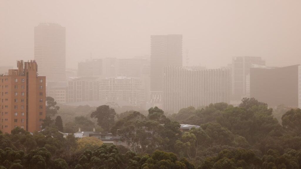 Tormenta de polvo envuelve la ciudad, dos hospitalizados ya que la visibilidad es 'prácticamente nula'