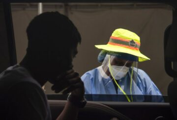La FDA analiza los impulsores, los mandatos de disputa de los estados y más noticias sobre el coronavirus