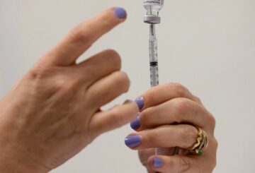 Pfizer busca la aprobación de la FDA para los refuerzos de la vacuna COVID para adultos estadounidenses