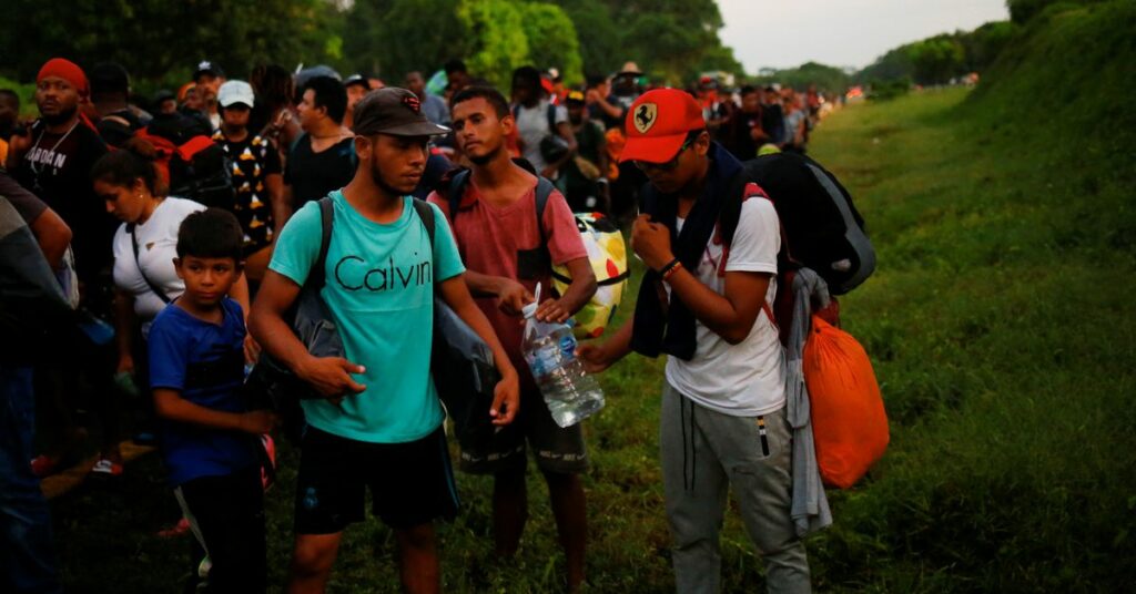 Venezolanos en apuros confían en la última caravana de migrantes de México