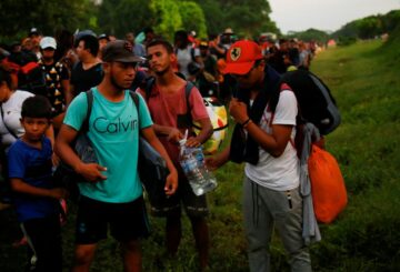 Venezolanos en apuros confían en la última caravana de migrantes de México