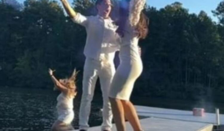 Revelación de género: momento divertido en el que una mujer salta al lago para evitar arruinar la foto