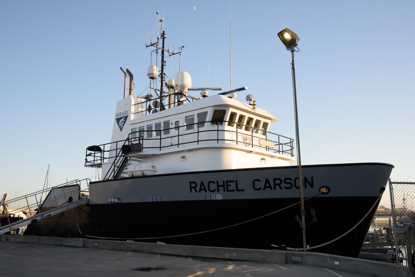 La imagen puede contener Vehículo Transporte Barco Agua Muelle frente al mar Muelle del puerto Ferry Embarcación y embarcación