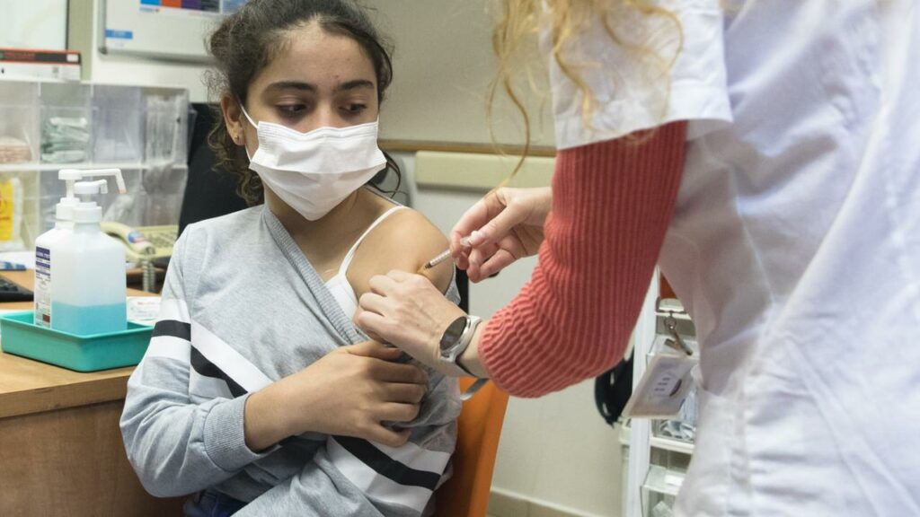 Omicron: el refuerzo de la vacuna Pfizer Covid funciona, afirma Israel