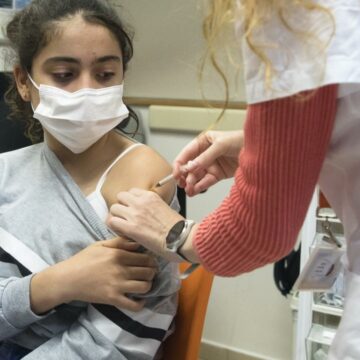 Omicron: el refuerzo de la vacuna Pfizer Covid funciona, afirma Israel