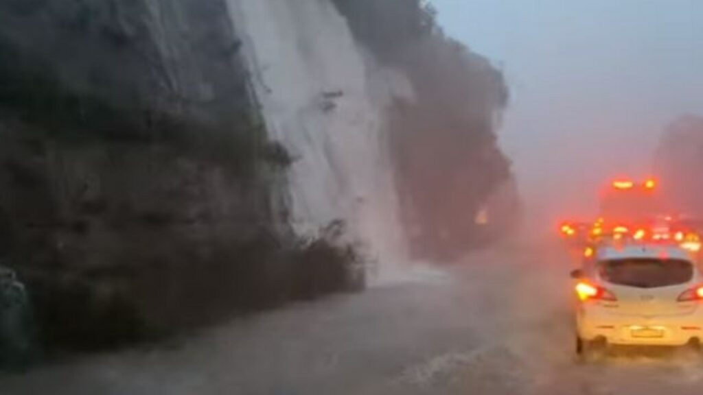 Clima de Sydney: video captura una cascada en la autopista M1 del Pacífico