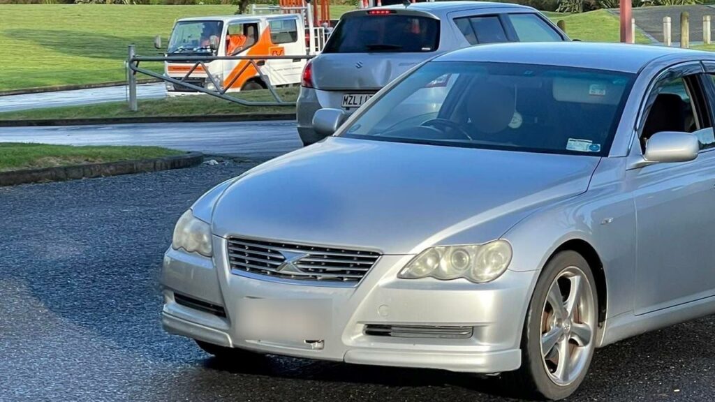 El propietario del vehículo detecta a un ladrón de automóviles en Nueva Zelanda durante una carrera