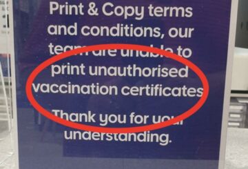El letrero de Officeworks les dice a los clientes que no pueden usar impresoras para imprimir certificados de vacunación falsos