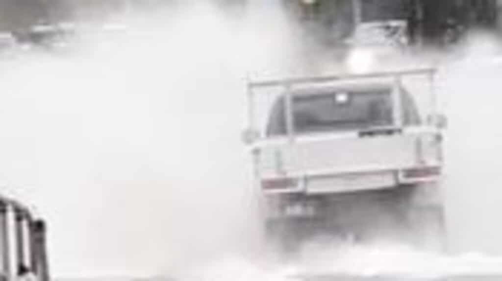 Los conductores evitan accidentes en las inundaciones de Queensland