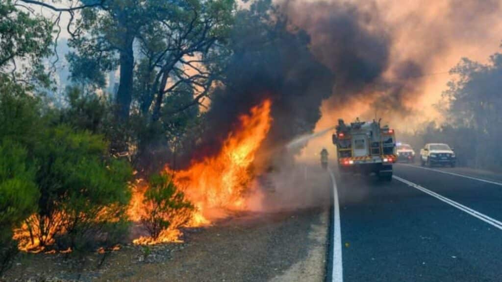 Dos incendios forestales separados amenazan vidas en WA